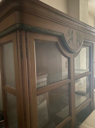 Vitrina de madera con detalles dorados