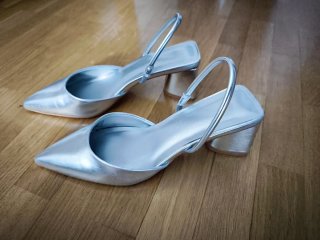 Zapatos de salón plateados sin usar
