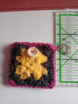 Funda auriculares crochet granny square