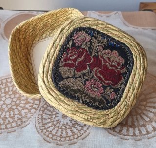 Scatola in rafia e broccato. Artigianato sardo.