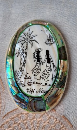 Specchietto vintage in madreperla. Made in Vietnam