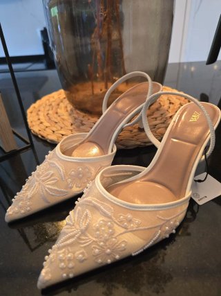 Zapatos de tacón Zara beige y blanco