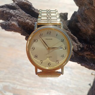 Reloj Pulsar Dorado con Correa Metálica