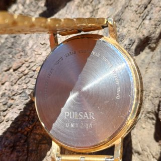 Reloj Pulsar Dorado con Correa Metálica