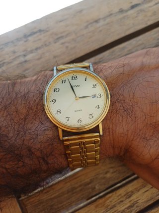 Reloj Pulsar Dorado con Correa Metálica