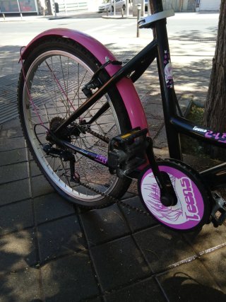 Bicicleta 24 rosa e nera