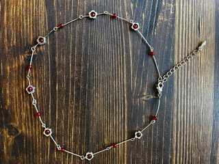 Collar plateado con flores y perlas rojas
