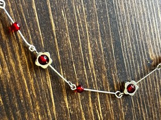 Collar plateado con flores y perlas rojas