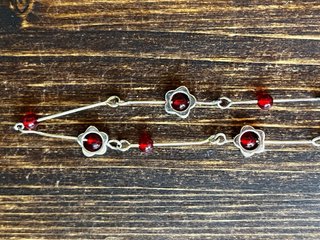 Collar plateado con flores y perlas rojas