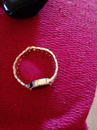 Reloj de pulsera dorado y plateado no algo envío