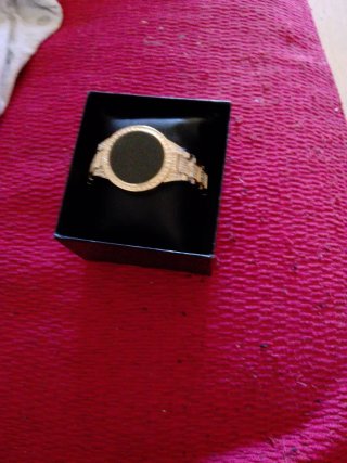 Reloj de pulsera dorado y plateado no algo envío