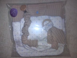 Conjunto bebé: babero, mordedor y sonajero