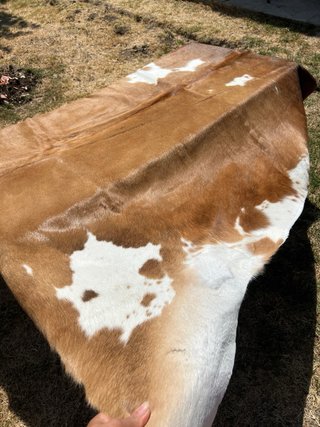 Alfombra de cuero al pelo marrón y blanco