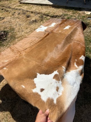 Alfombra de cuero al pelo marrón y blanco