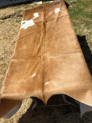 Alfombra de cuero al pelo marrón y blanco