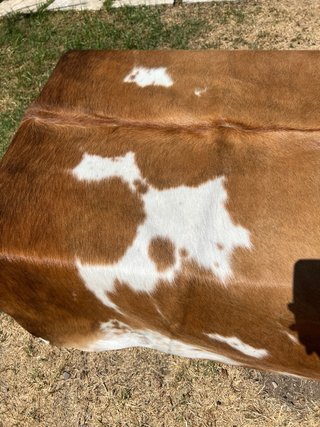 Alfombra de cuero al pelo marrón y blanco