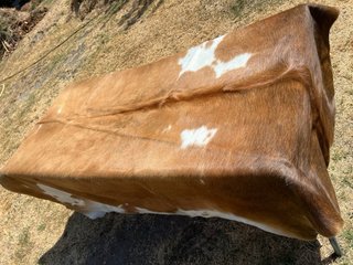 Alfombra de cuero al pelo marrón y blanco