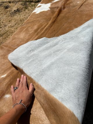 Alfombra de cuero al pelo marrón y blanco