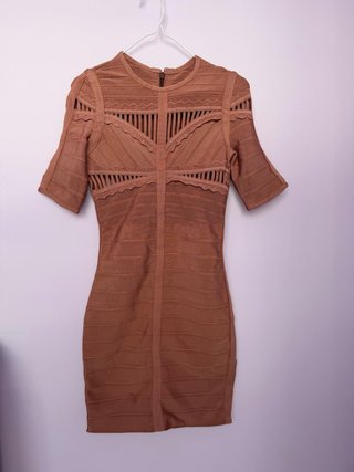 Vestido marrón con detalles