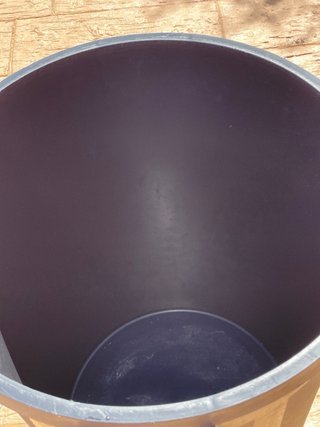 Cubo de basura grande con tapa