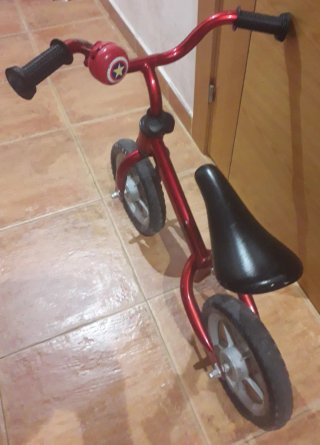 Bicicleta roja sin pedales Chicco