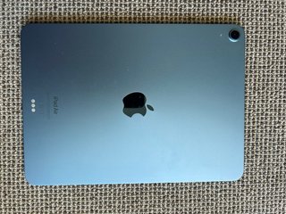 iPad Air 5 M1 64GB Blu + Tastiera e Custodia