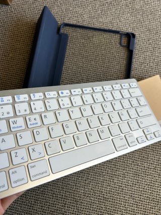 iPad Air 5 M1 64GB Blu + Tastiera e Custodia