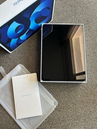 iPad Air 5 M1 64GB Blu + Tastiera e Custodia