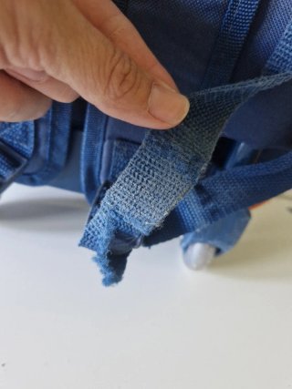 Mochila infantil con ruedas espacio. Es pequeña