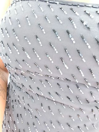 Vestido largo gris con aberturas