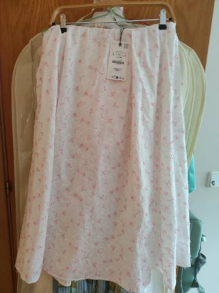 Falda Zara bordados flores rosas