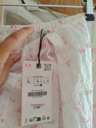 Falda Zara bordados flores rosas