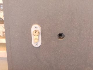 Puerta de hierro con cuarterones
