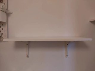 2 estantes blancos de madera y plástico