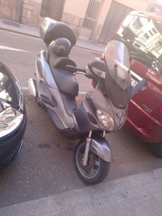 Piaggio 125 Maxi Scooter Gris