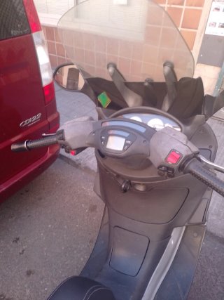 Piaggio 125 Maxi Scooter Gris