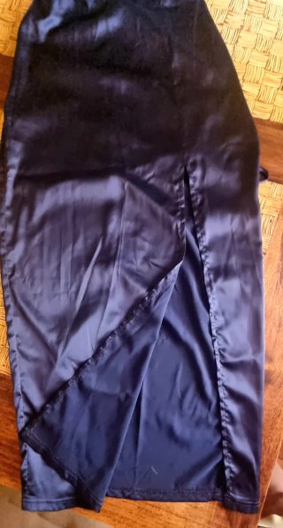 Vestido largo azul satinado con abertura espalda
