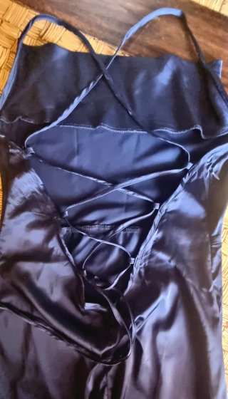 Vestido largo azul satinado con abertura espalda