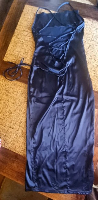 Vestido largo azul satinado con abertura espalda