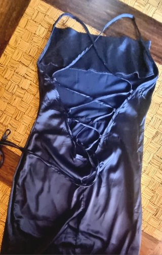 Vestido largo azul satinado con abertura espalda