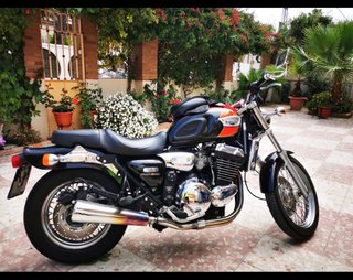Triumph Adventure 900 Negra/Roja
