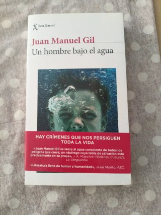 Un hombre bajo el agua