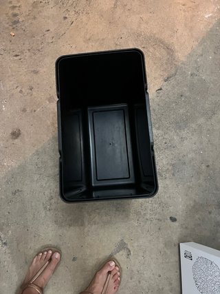 Cubo de basura negro con tapa