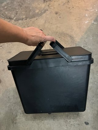 Cubo de basura negro con tapa