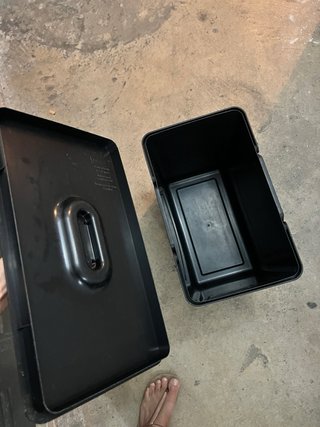 Cubo de basura negro con tapa