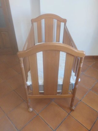 Cuna de bebé de madera provenzal