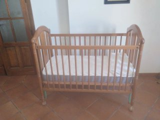 Cuna de bebé de madera provenzal