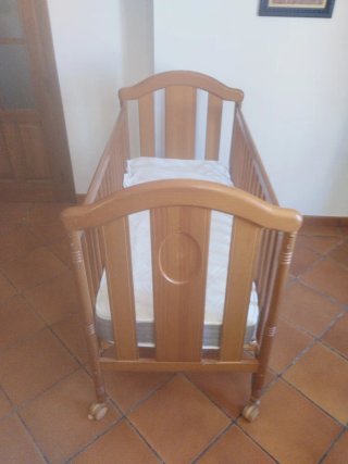 Cuna de bebé de madera provenzal