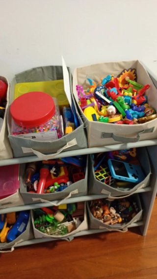 Mueble infantil con diseño de oso y montañas