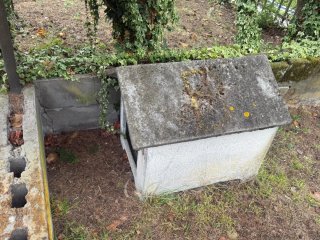 Casetta per cani in cemento